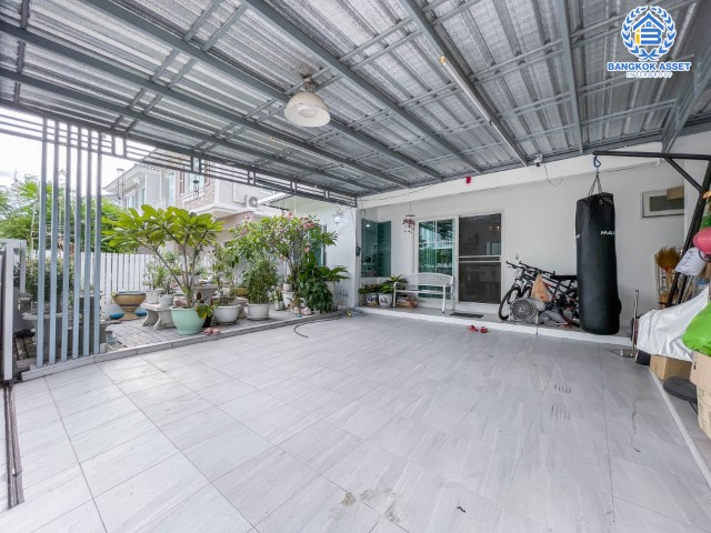 *****บ้านแฝดมือสอง โครงการ วิลลาจจิโอ ปิ่นเกล้า-ศาลายา เนื้อที่กว้าง 35 ตร.ว. ฟังก์ชัน 3 ห้องนอน 2 ห้องน้ำ ที่จอดรถ 2 คัน บ้านสภาพสวย ตกแต่งสไตล์โมเดิร์น โครงการตั้งบนทำเลเดินทางสะดวก ใกล้รถไฟฟ้าสายสีแดง "สถานีศาลายา" และทางด่วน "ศรีรัช(วงแหวนรอบนอก)"